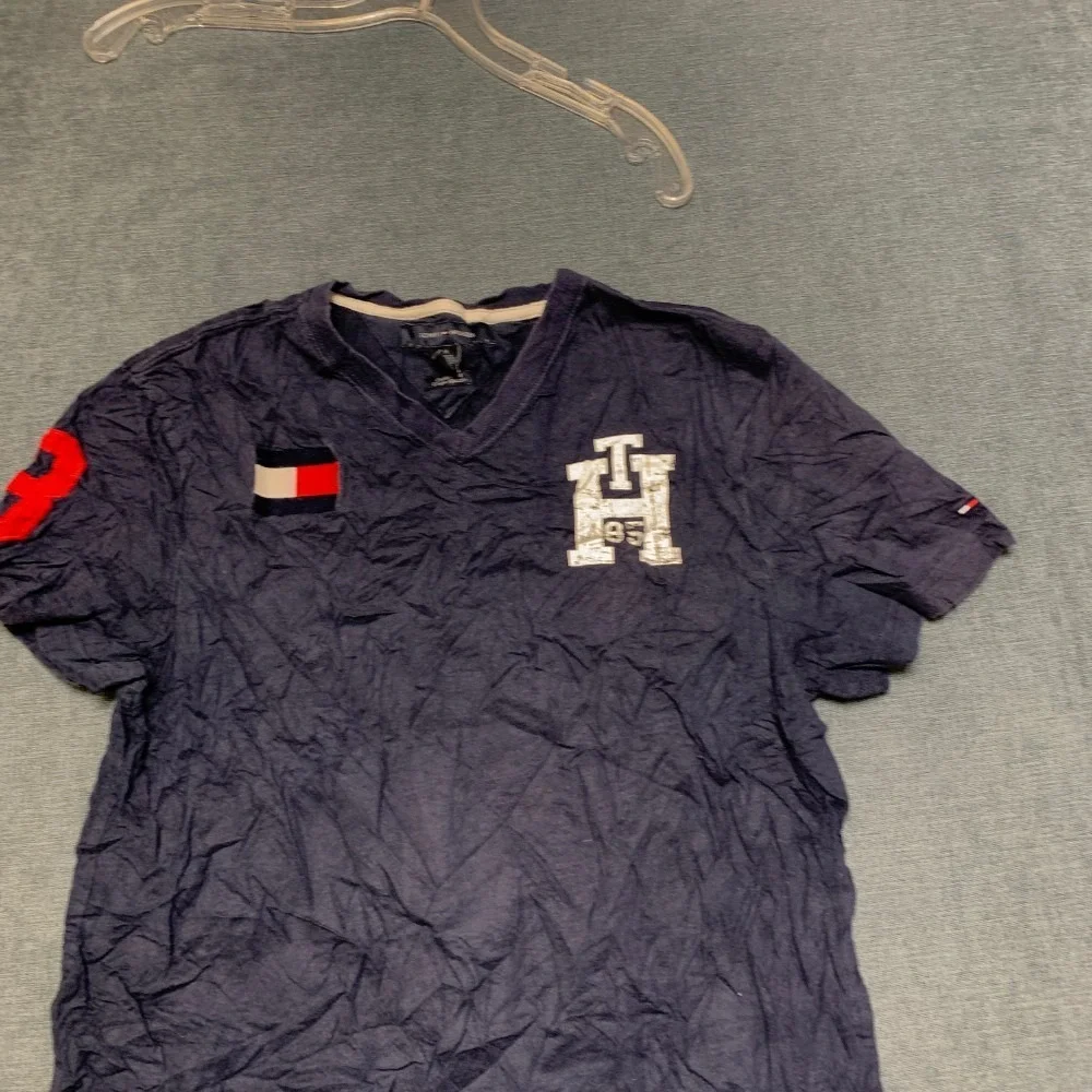 Tommy Hilfiger T Shirt Mens Medium Navy Blue V-Neck Embroidered Flag Classic